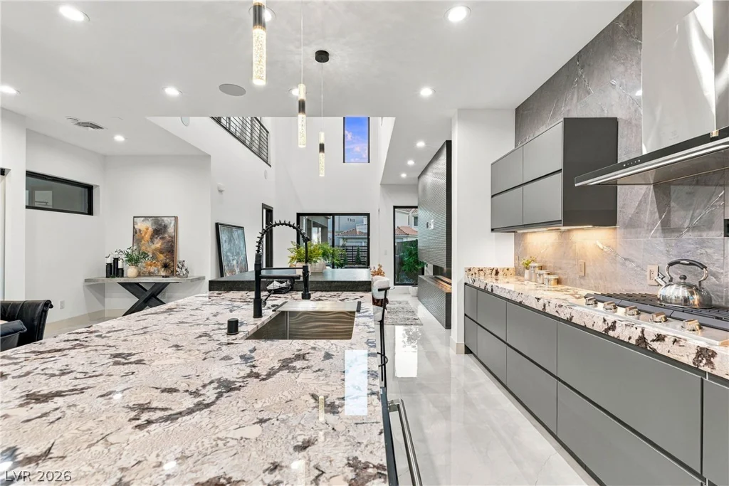 2824 Queens Courtyard, Las Vegas, NV 89109