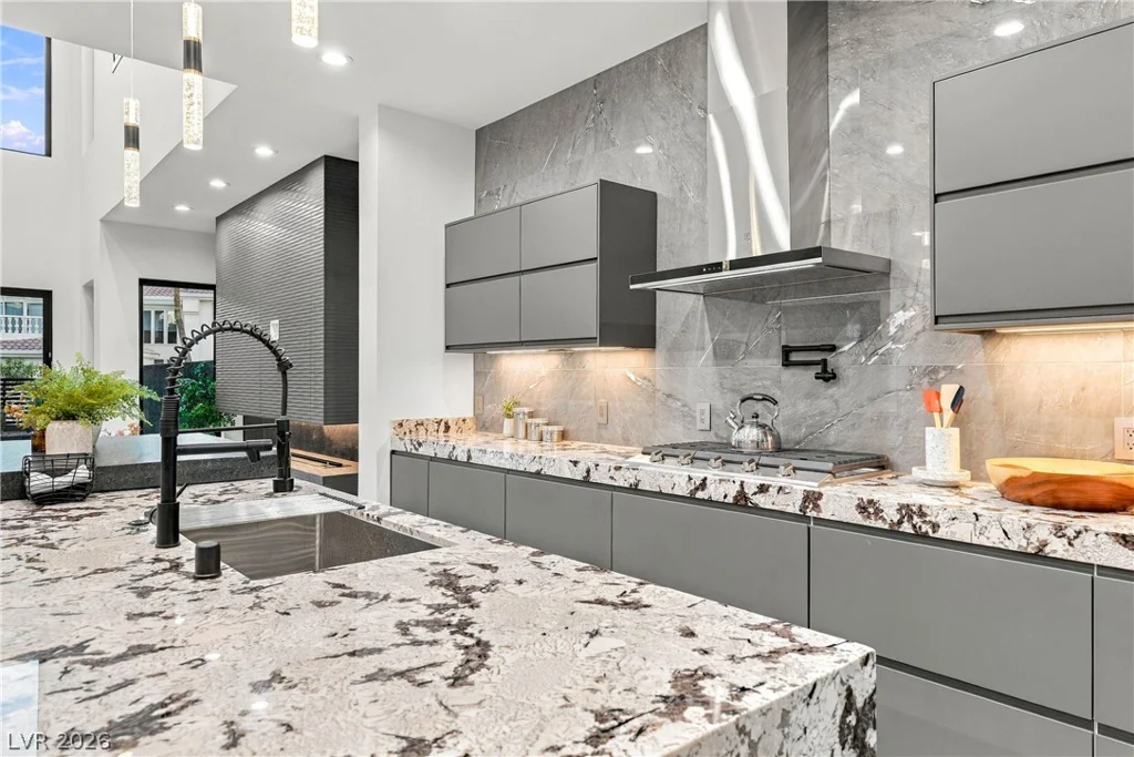 2824 Queens Courtyard, Las Vegas, NV 89109