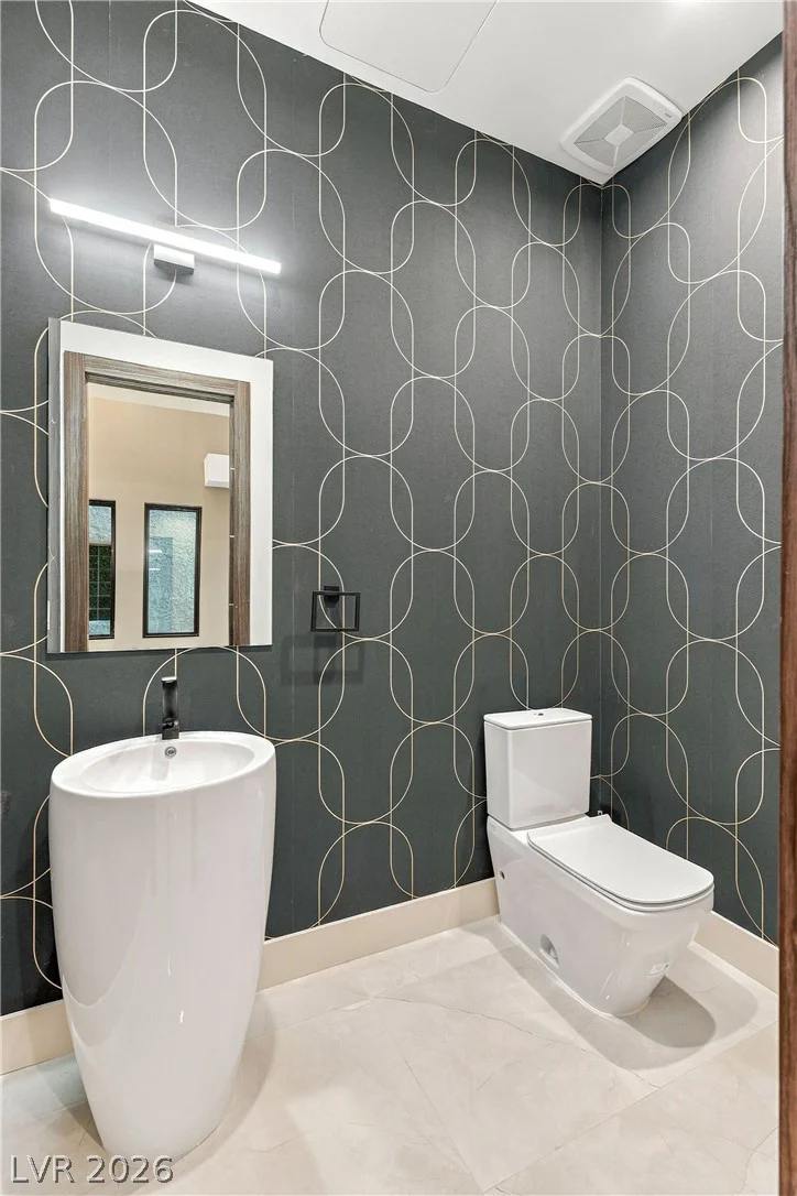 2824 Queens Courtyard, Las Vegas, NV 89109