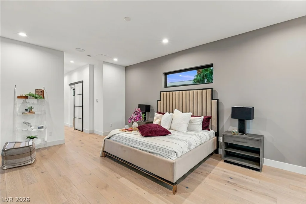 2824 Queens Courtyard, Las Vegas, NV 89109