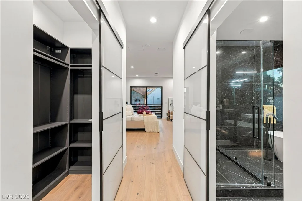 2824 Queens Courtyard, Las Vegas, NV 89109
