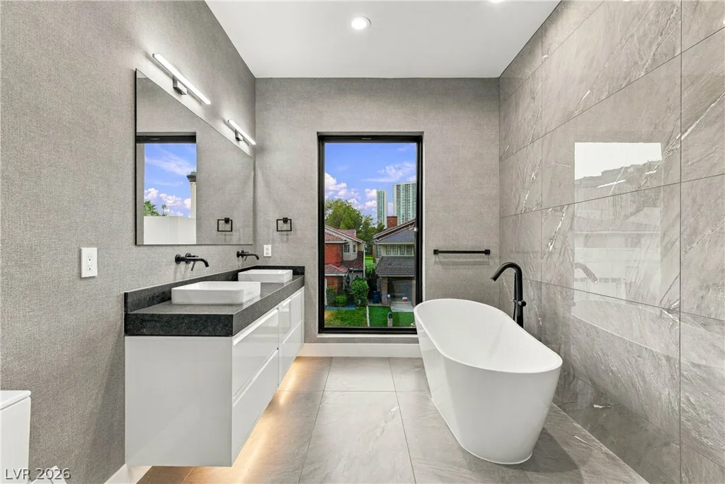 2824 Queens Courtyard, Las Vegas, NV 89109