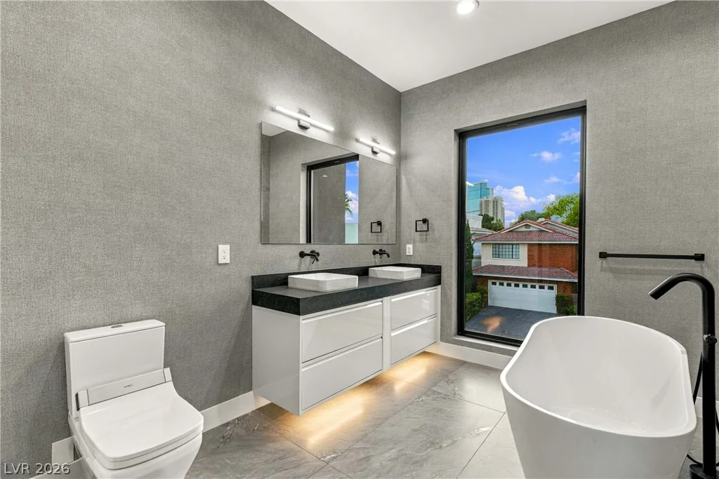 2824 Queens Courtyard, Las Vegas, NV 89109