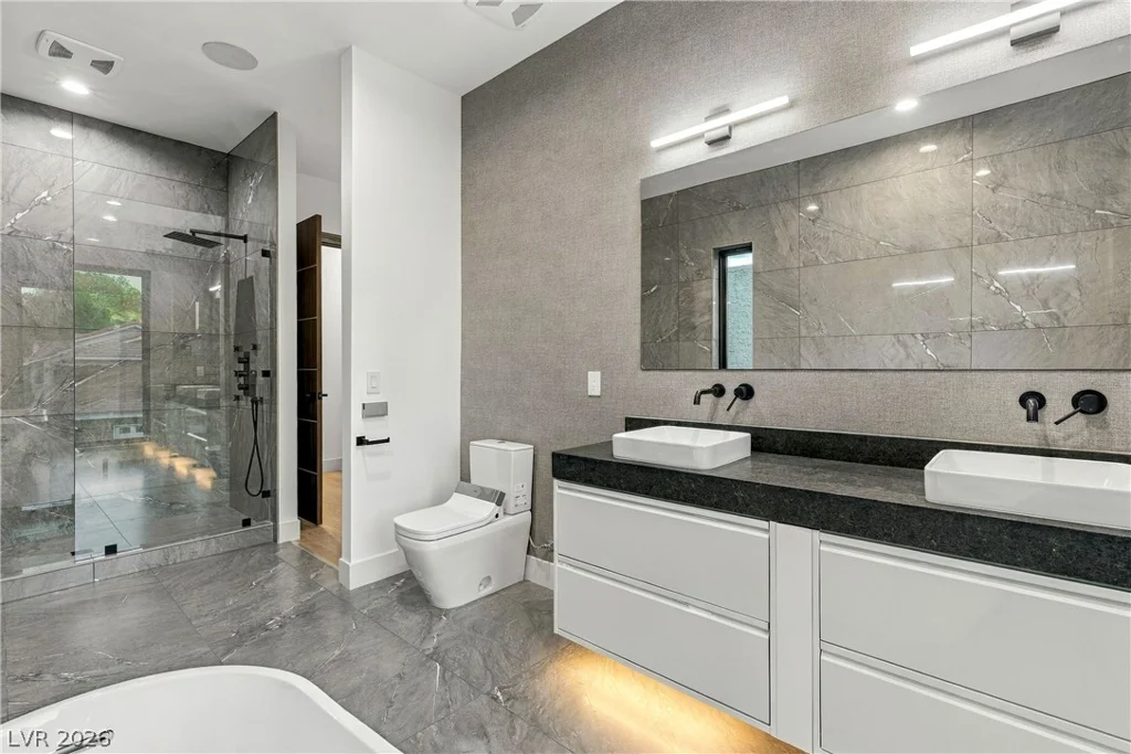 2824 Queens Courtyard, Las Vegas, NV 89109