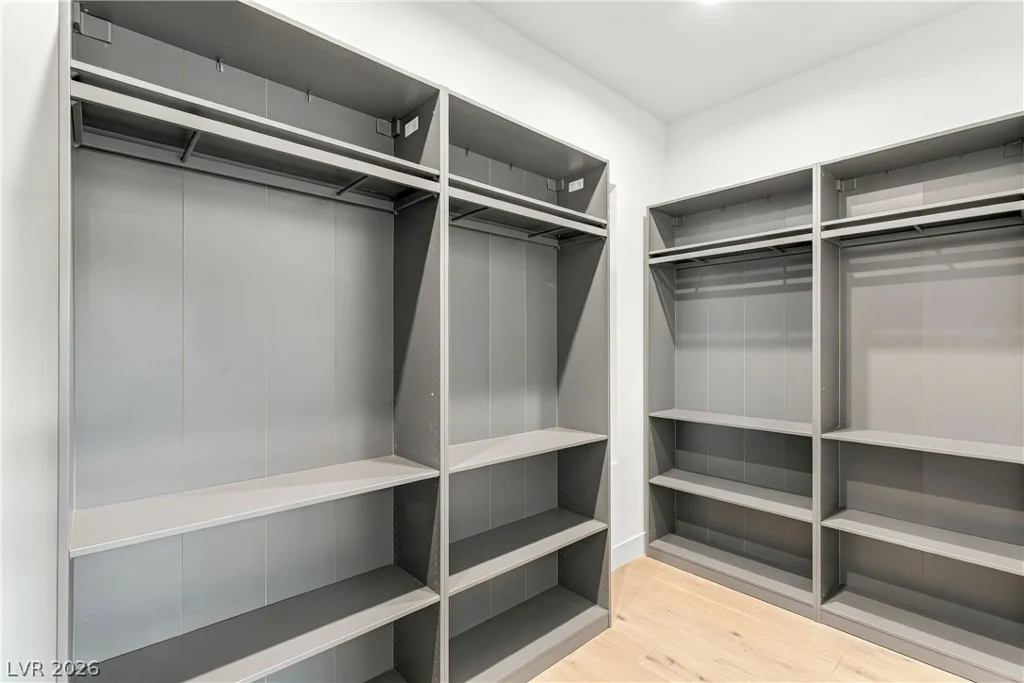 2824 Queens Courtyard, Las Vegas, NV 89109