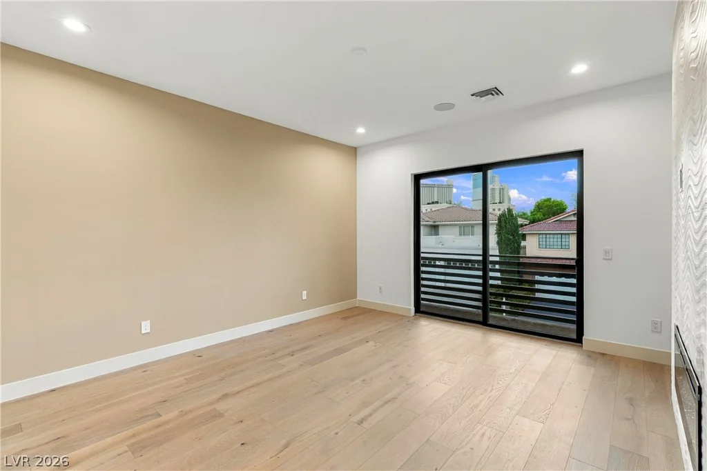 2824 Queens Courtyard, Las Vegas, NV 89109