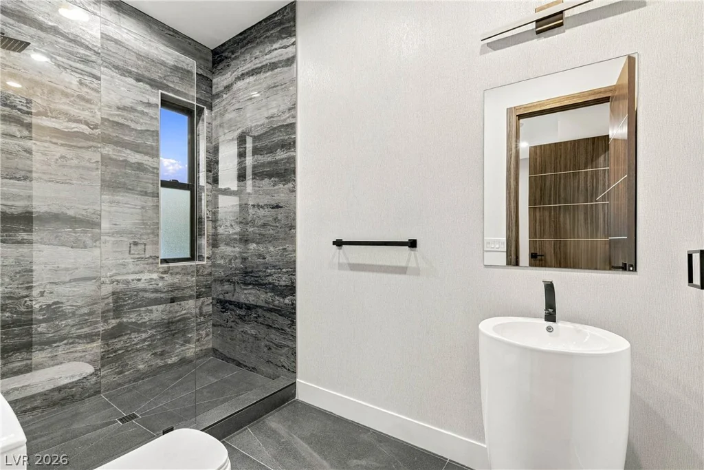 2824 Queens Courtyard, Las Vegas, NV 89109