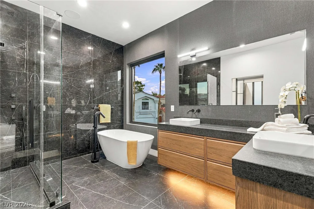 2824 Queens Courtyard, Las Vegas, NV 89109