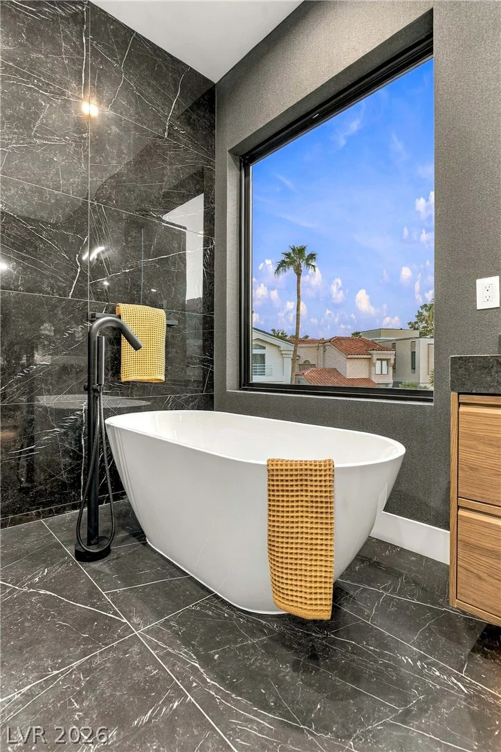 2824 Queens Courtyard, Las Vegas, NV 89109