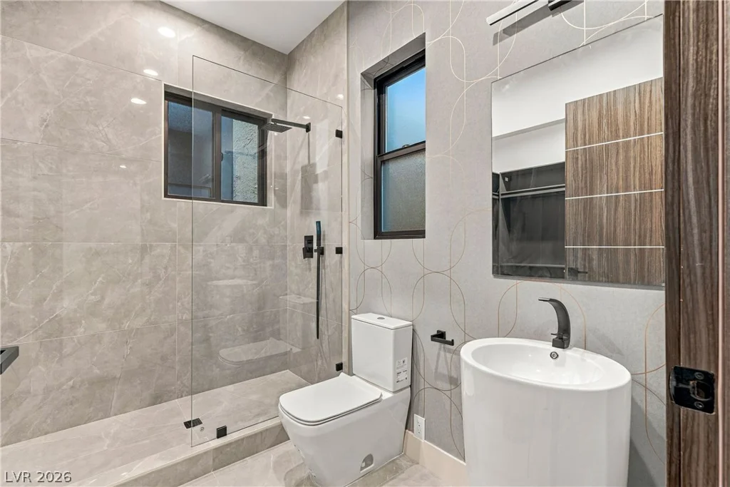 2824 Queens Courtyard, Las Vegas, NV 89109