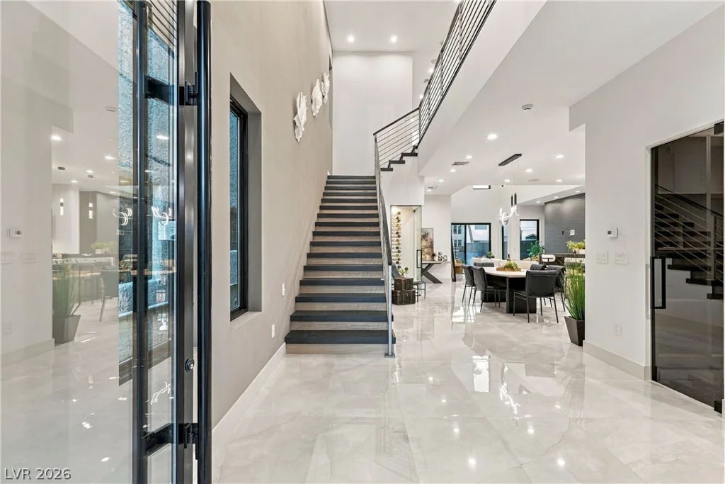 2824 Queens Courtyard, Las Vegas, NV 89109