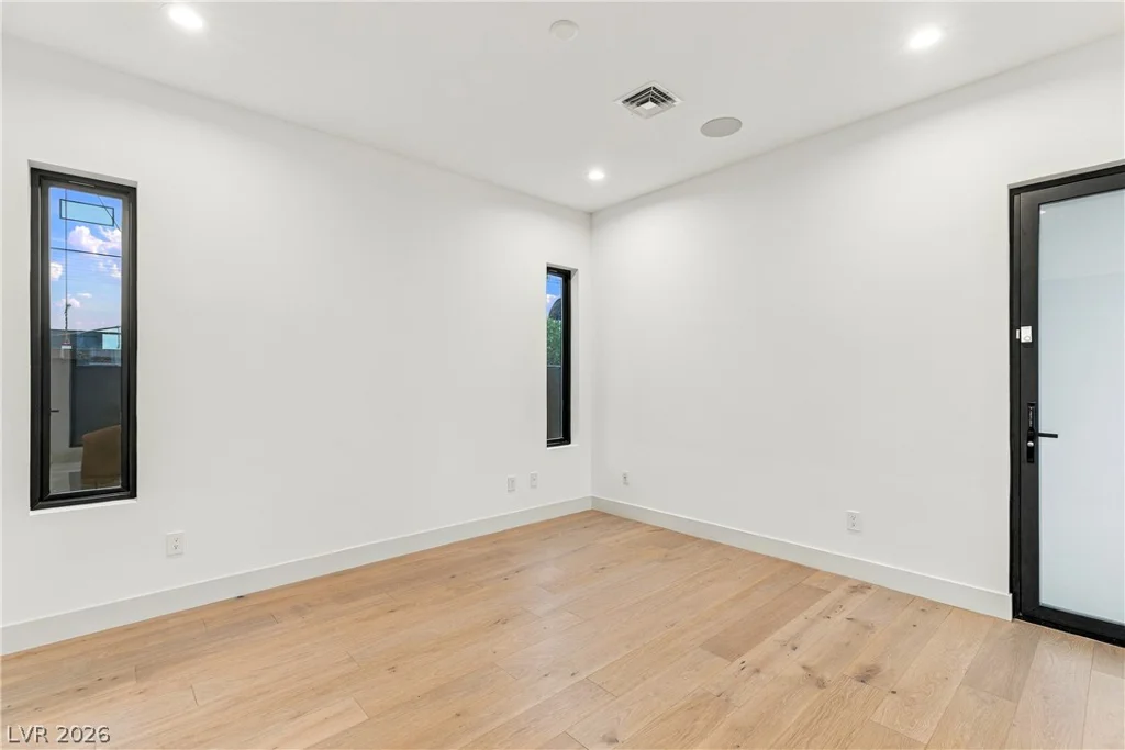 2824 Queens Courtyard, Las Vegas, NV 89109
