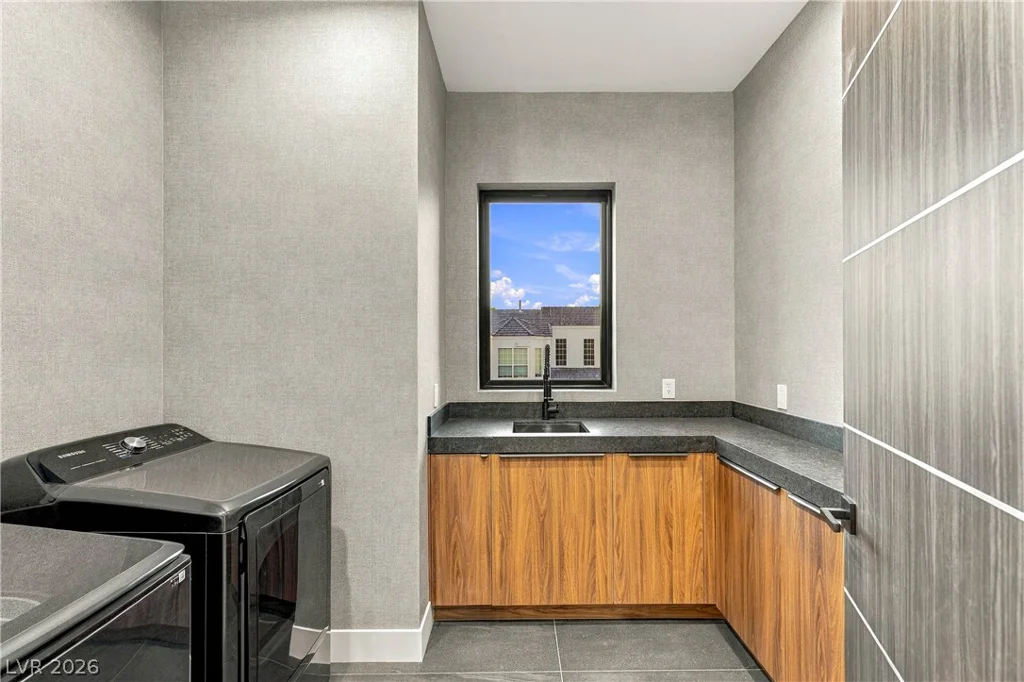 2824 Queens Courtyard, Las Vegas, NV 89109