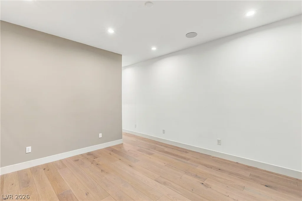 2824 Queens Courtyard, Las Vegas, NV 89109