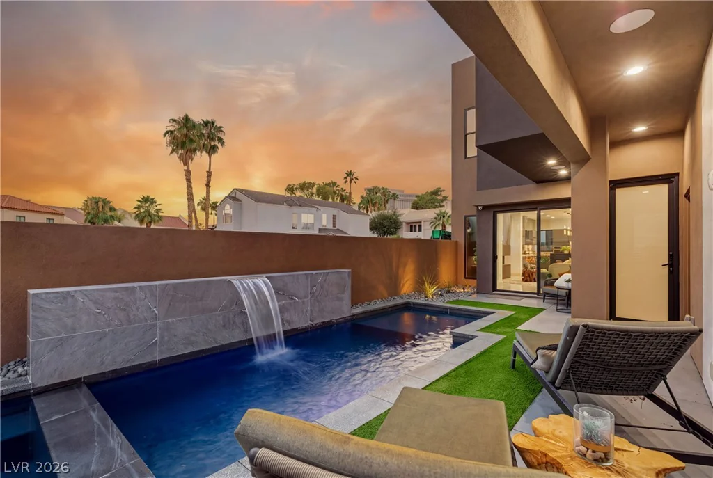 2824 Queens Courtyard, Las Vegas, NV 89109