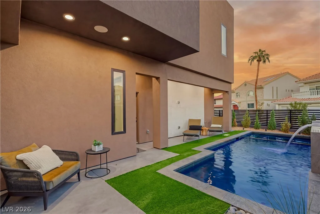 2824 Queens Courtyard, Las Vegas, NV 89109