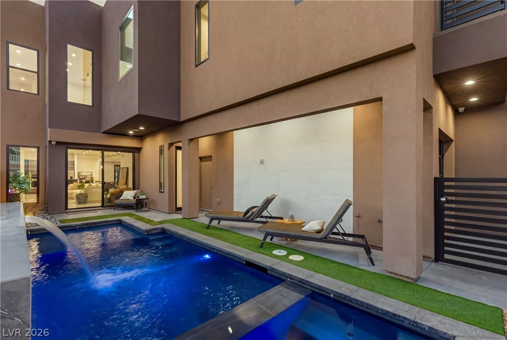 2824 Queens Courtyard, Las Vegas, NV 89109