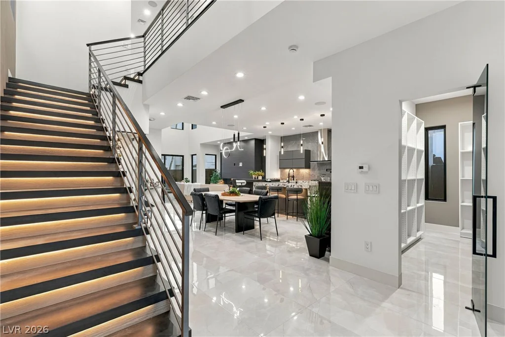 2824 Queens Courtyard, Las Vegas, NV 89109