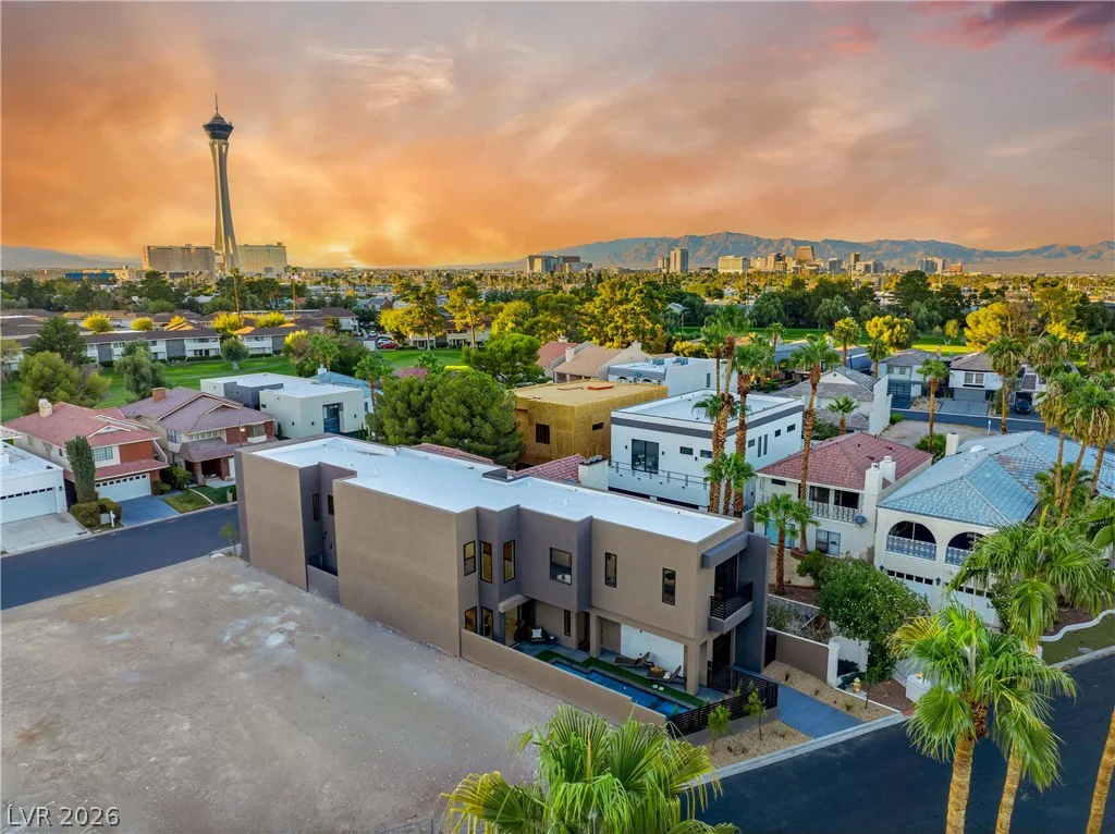 2824 Queens Courtyard, Las Vegas, NV 89109