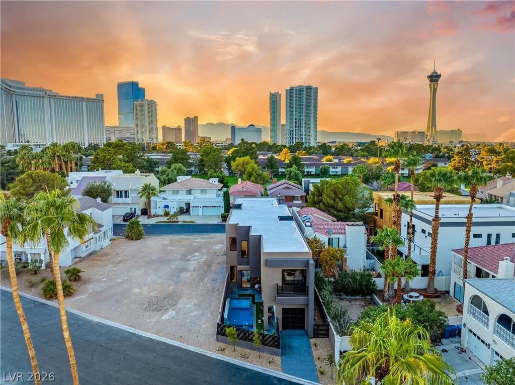 2824 Queens Courtyard, Las Vegas, NV 89109