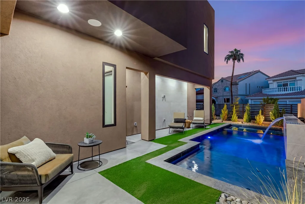 2824 Queens Courtyard, Las Vegas, NV 89109