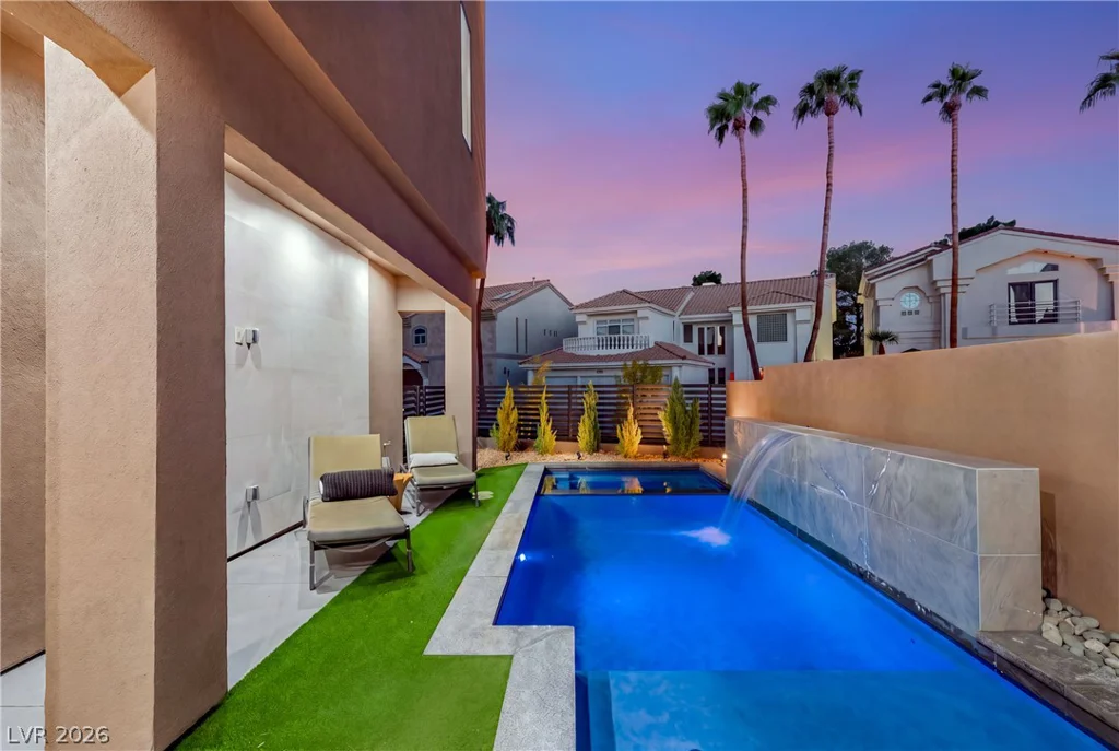 2824 Queens Courtyard, Las Vegas, NV 89109