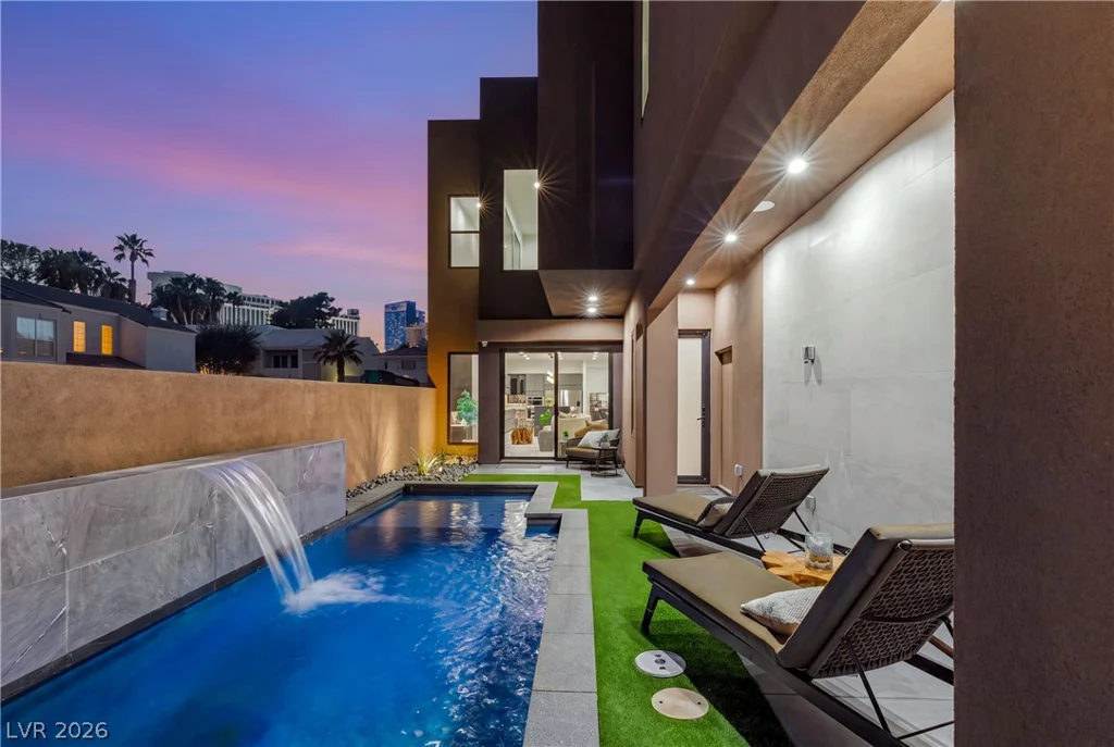 2824 Queens Courtyard, Las Vegas, NV 89109