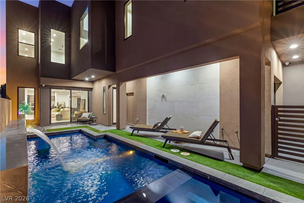 2824 Queens Courtyard, Las Vegas, NV 89109