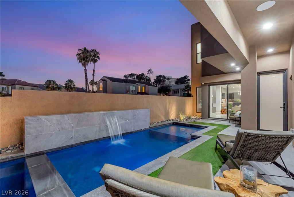 2824 Queens Courtyard, Las Vegas, NV 89109