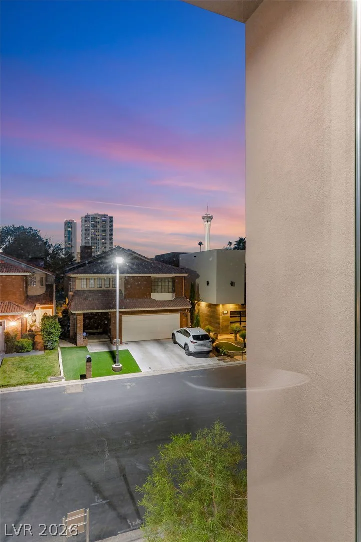 2824 Queens Courtyard, Las Vegas, NV 89109