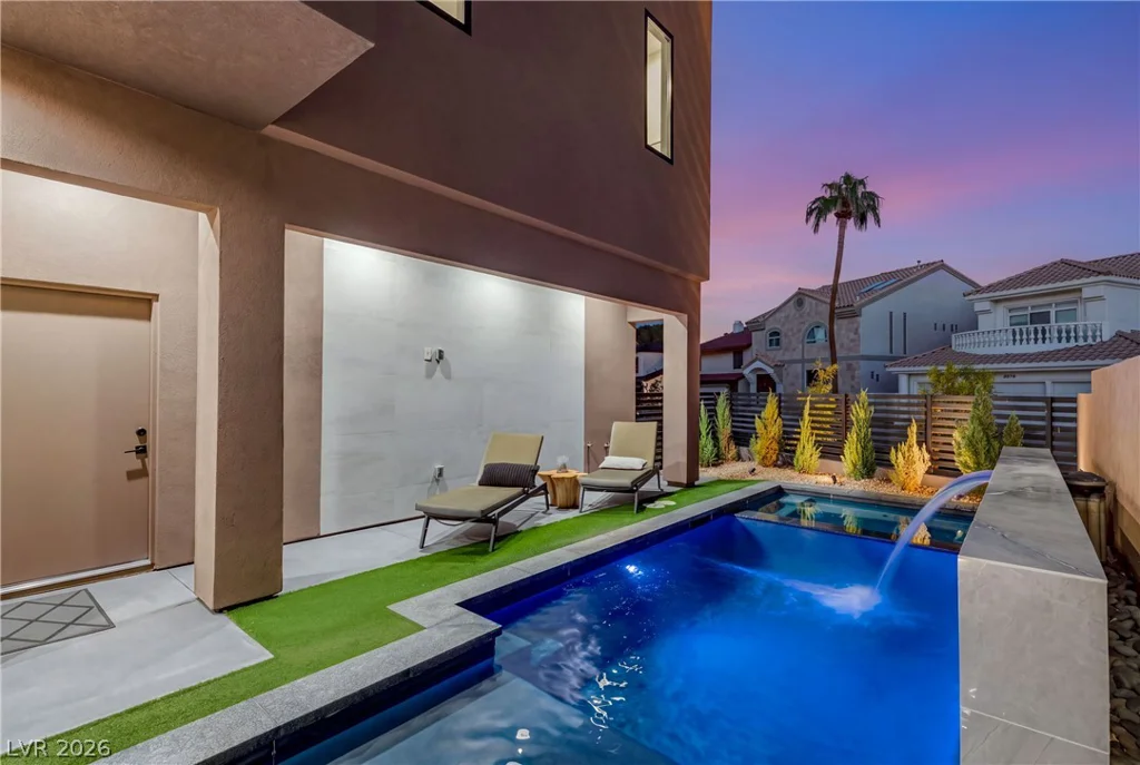 2824 Queens Courtyard, Las Vegas, NV 89109
