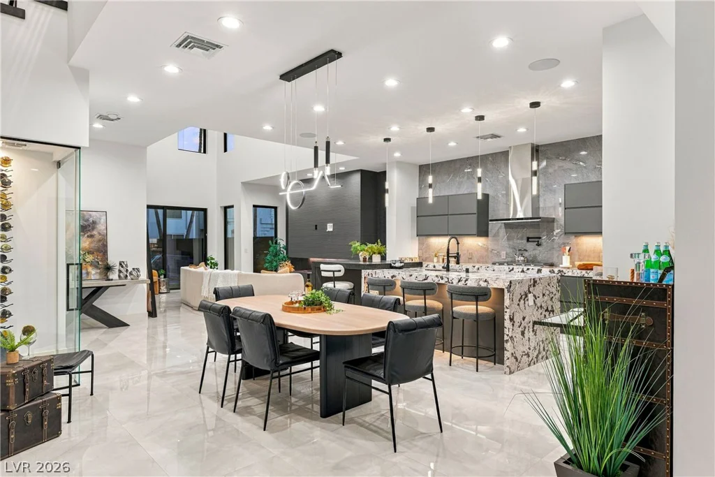 2824 Queens Courtyard, Las Vegas, NV 89109
