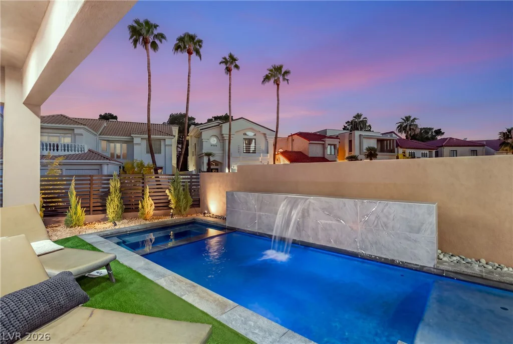 2824 Queens Courtyard, Las Vegas, NV 89109