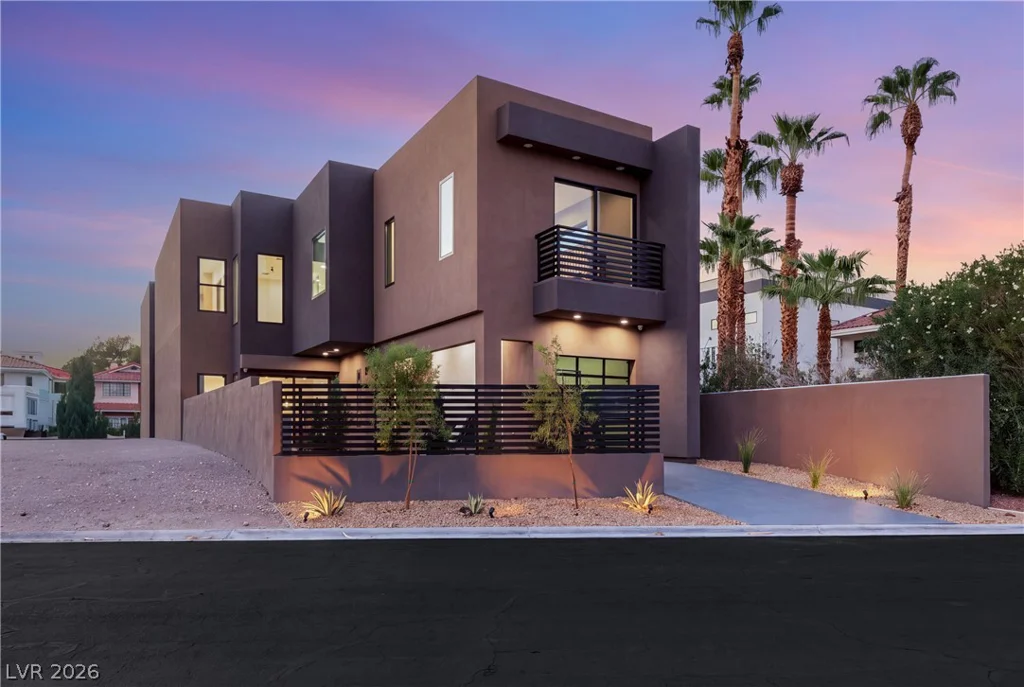 2824 Queens Courtyard, Las Vegas, NV 89109