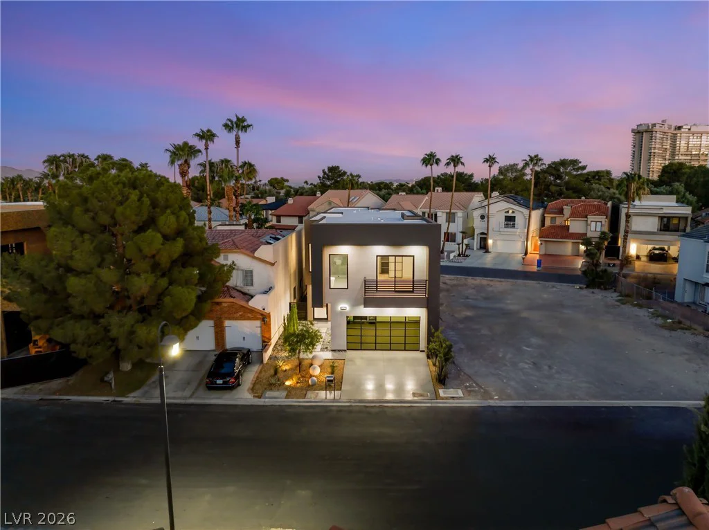 2824 Queens Courtyard, Las Vegas, NV 89109
