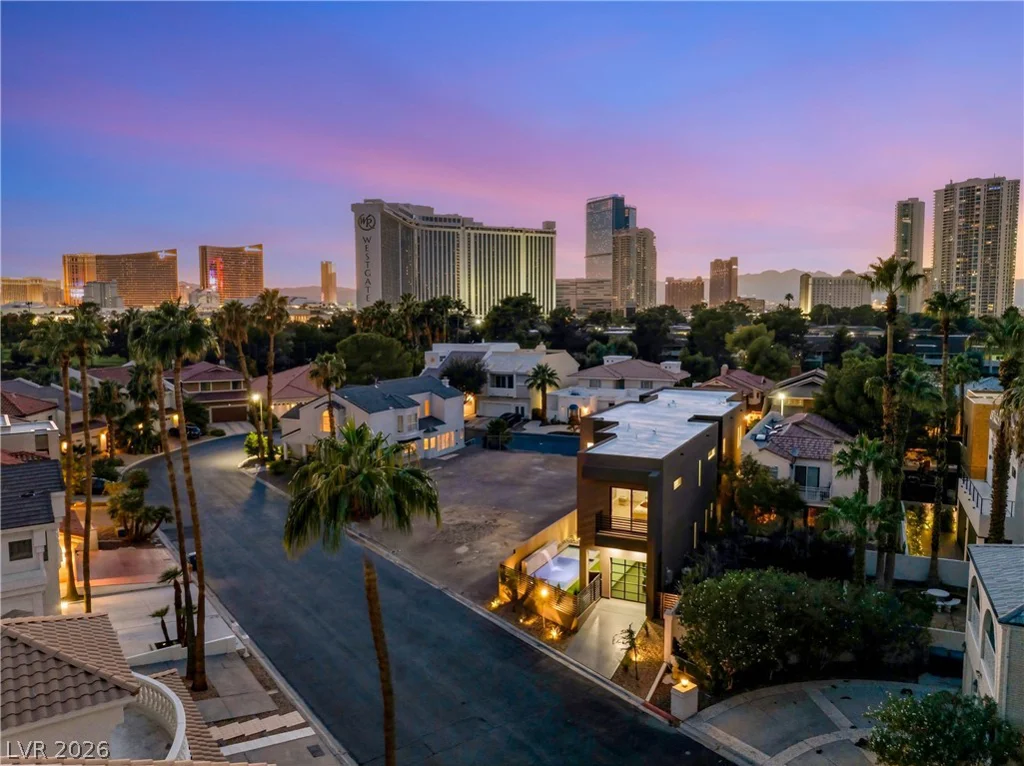 2824 Queens Courtyard, Las Vegas, NV 89109