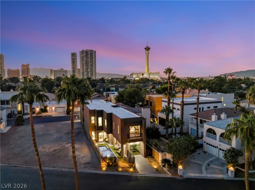 2824 Queens Courtyard, Las Vegas, NV 89109