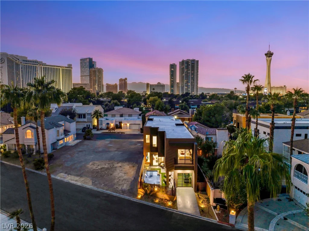 2824 Queens Courtyard, Las Vegas, NV 89109