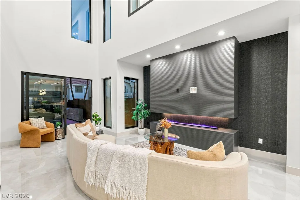 2824 Queens Courtyard, Las Vegas, NV 89109
