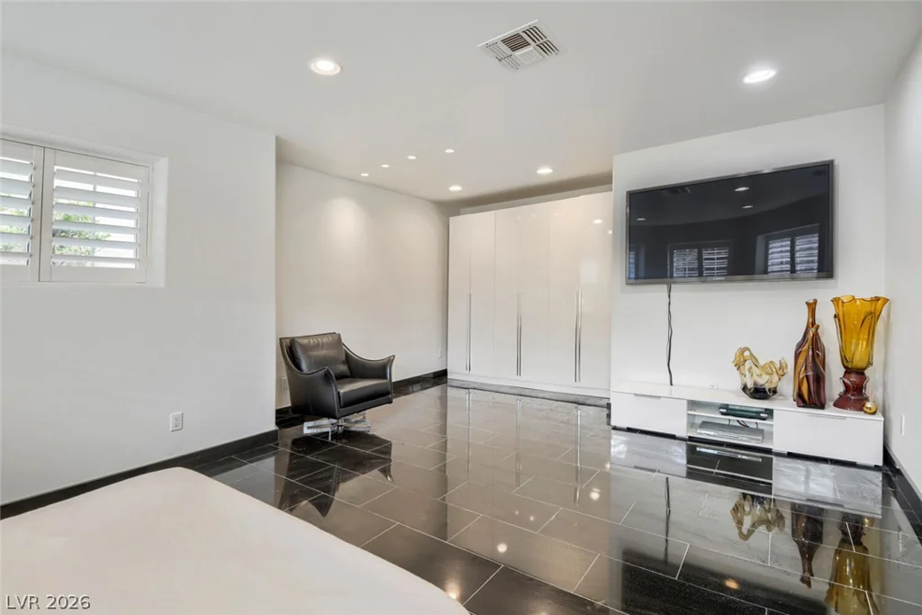 2010 Shenley, Las Vegas, NV 89117