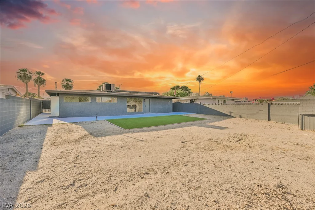 906 Baker, Las Vegas, NV 89108