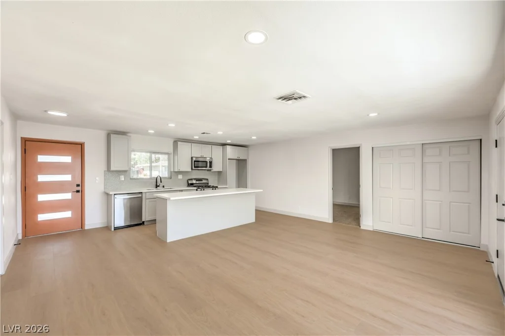 906 Baker, Las Vegas, NV 89108