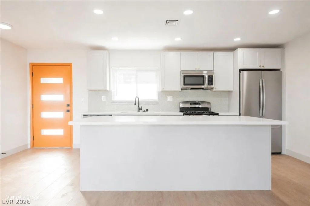 906 Baker, Las Vegas, NV 89108