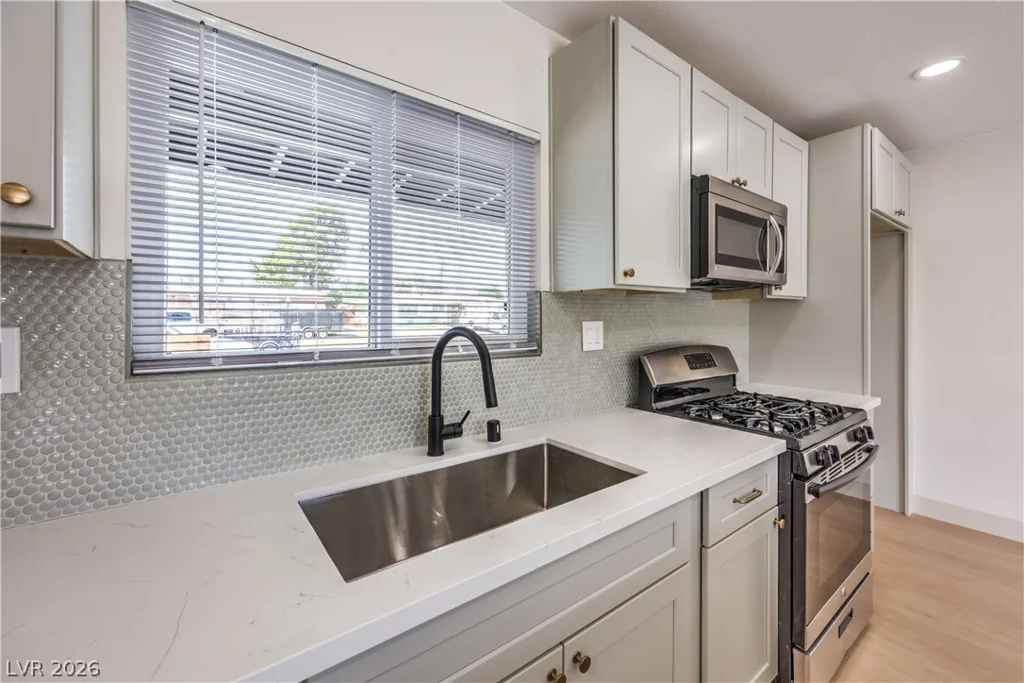 906 Baker, Las Vegas, NV 89108