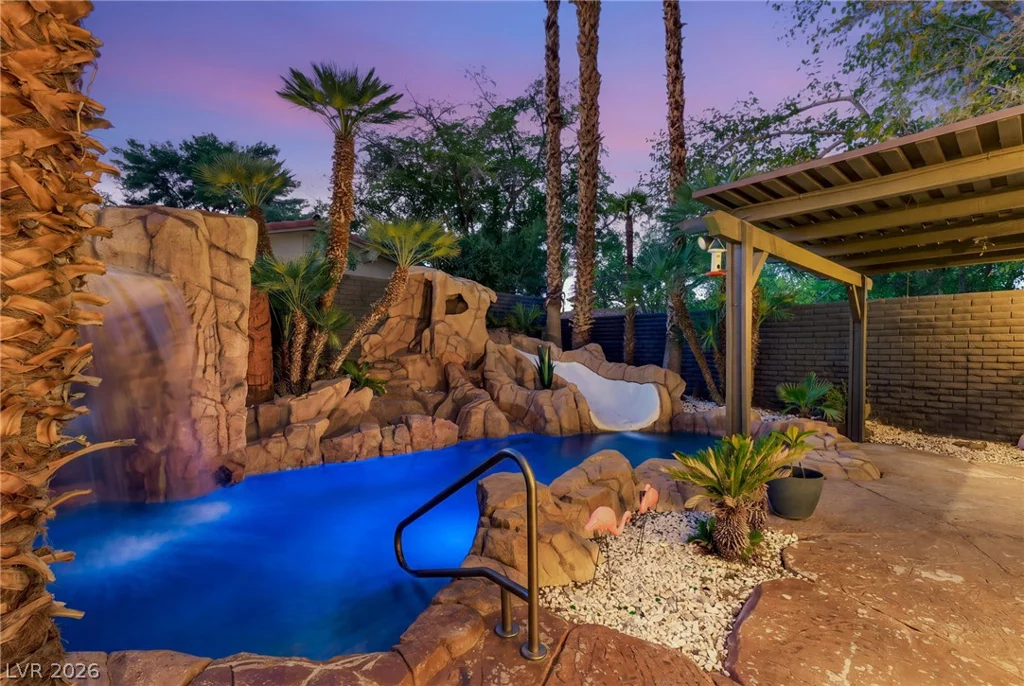 2100 Plaza Del Dios, Las Vegas, NV 89102