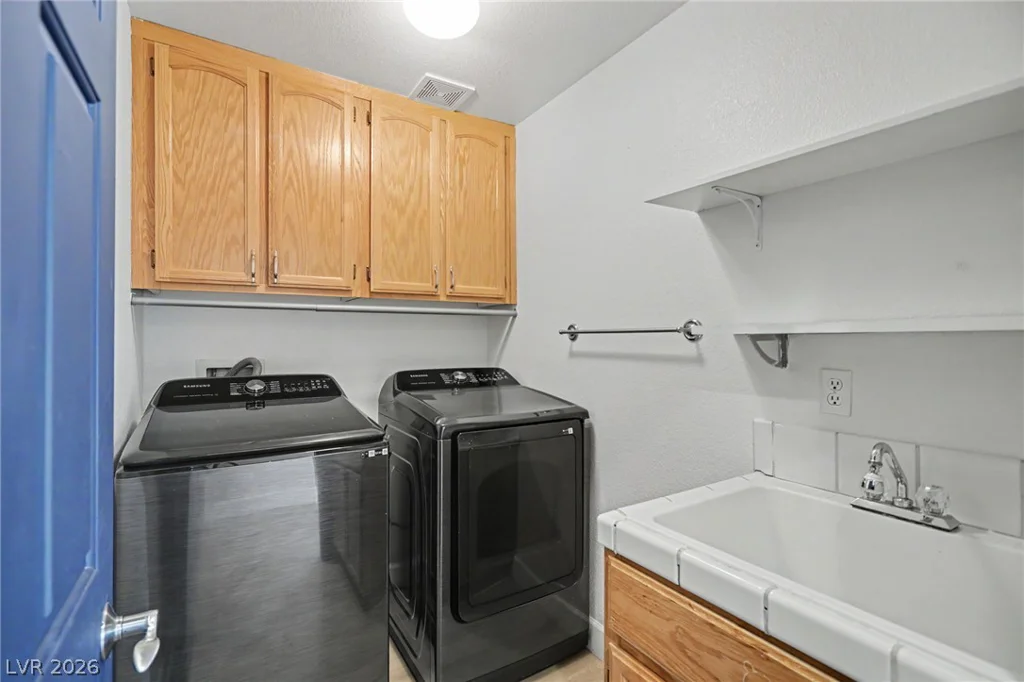 1828 Derbyshire, Las Vegas, NV 89117
