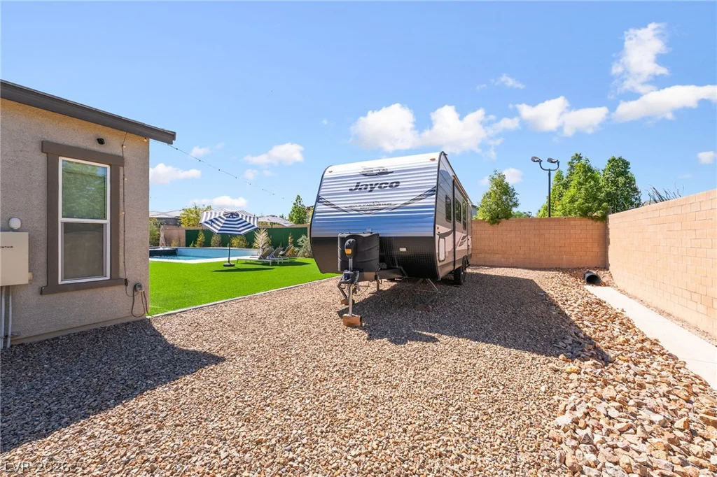 8735 Pioneer, Las Vegas, NV 89113