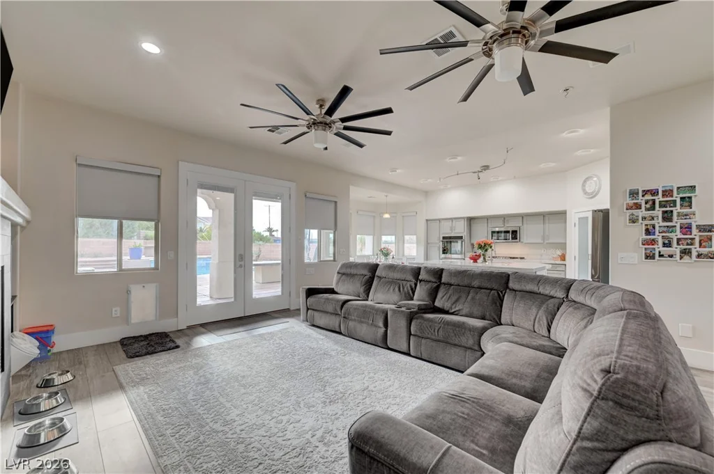 135 Mesa Verde, Las Vegas, NV 89123