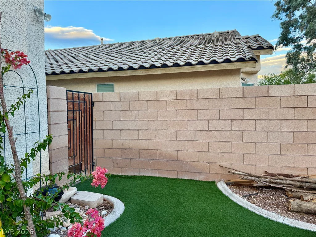 8345 Palace Heights, Las Vegas, NV 89117