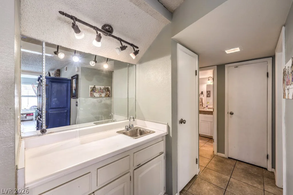 3930 Kamden, Las Vegas, NV 89119
